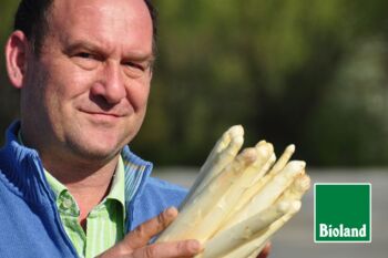 Sepp Keil mit weißem Bio-Spargel