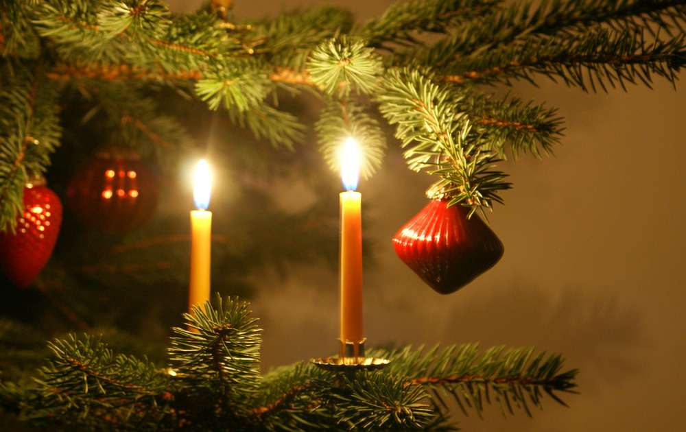 Weihnachtsbaum mit Kerzen und roten Kugeln